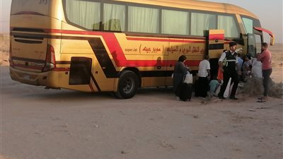 بعد انقلابه.. تسيير 14 أتوبيسًا لنقل ركاب قطار مرسى مطروح للقاهرة والإسكندرية│ صور