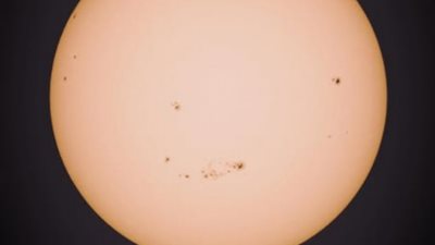 بقع شمسية ضخمة تواجه الأرض واحتمال لحدوث توهجات قوية