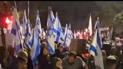 مظاهرات أمام منزل نتنياهو للمطالبة بعودة الرهائن ووقف الحرب على غزة 