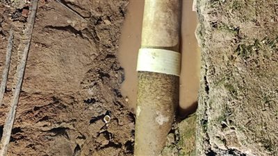 محافظ أسوان يتابع ميدانيًا إصلاح كسر خط الطرد الرئيسى بالكرور.. وإعادة ضخ مياه الشرب 