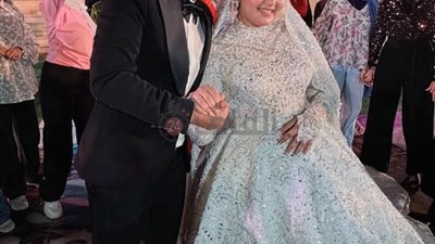 العريس يشرح والعروس تبتسم.. مدرس لغة عربية يشرح درس البلاغة في حفل زفافه