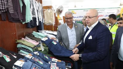 محافظ بني سويف يفتتح المعرض السنوي لتوزيع الزي المدرسي على الأولى بالرعاية