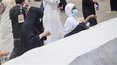 هل يجوز لبس الكمامة بدل النقاب في العمرة؟.. الإفتاء توضح