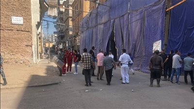 وصول فريق جهات التحقيق لمعاينة عقار السكة الجديدة المنهار بالمنصورة