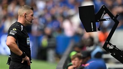 رسميًا.. إيقاف حكم الـVAR في مباراة تشيلسي وفولهام واستبعاده من لقاء ليفربول وأرسنال