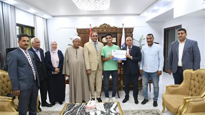 محافظ قنا يسلم عقود عمل لأوائل خريجي مدرسة مياه الشرب والصرف الصحي