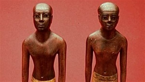 تمثالان خشبيان للأخوين