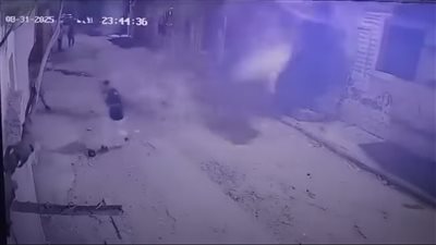 العناية الإلهية تنقذ شابا تصادف مروره لحظة انهيار أجزاء من عقار بالإسكندرية