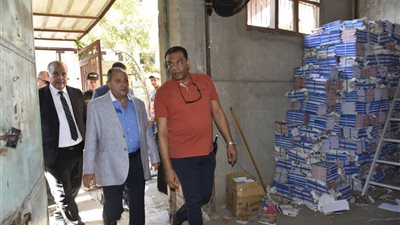 محافظ بورسعيد يتفقد المدارس ويوجه بسرعة تسليم الكتب قبل انطلاق العام الدراسي الجديد| صور 