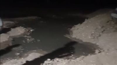 المياه غرقت الشوارع.. تسريب خط صرف صحي رئيسي في نجع الحمزية بالأقصر
