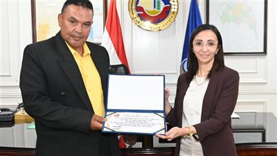 محافظ البحيرة تُكرم عامل النظافة الحاصل على الماجستير وتُوجه بإلحاقه بعمل إداري يتناسب مع مكانته العلمية