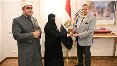 محافظ جنوب سيناء يكرم سيدة سعودية من أصول طور سيناء لتبرعها ببناء مسجد بمدينة الطور