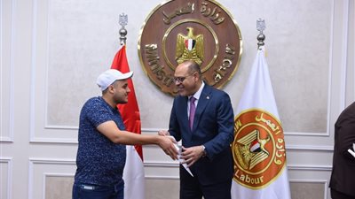 وزير العمل يُسلم عقودا لشباب للعمل في الإمارات والبوسنة والهرسك