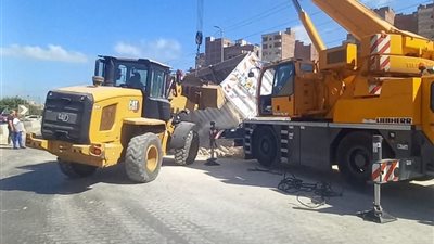 انقلاب تريلا محمّلة بالحجارة يشل حركة المرور على دائري المنصورة.. والتدخل السريع يعيد فتح الطريق