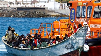 بعد اتهامات بممارسة السحر ونفاد الإمدادات.. مهاجرون يلقون حتفهم بجزيرة إسبانية | ما القصة؟ 