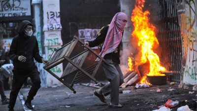 رفضًا لسياسات الحكومة.. مظاهرات حاشدة بإندونيسيا والشرطة تطلق الغاز المسيل للدموع