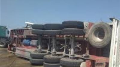 إصابة سائق ومساعده في انقلاب تريلا أعلى الدائري الأوسطي