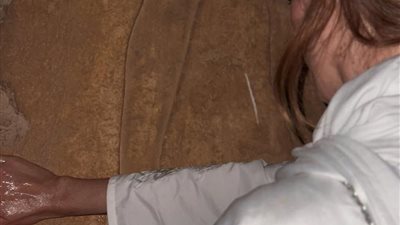 سائحة تلطخ جدران مقبرة بتاح شبسس في الجيزة بالزيت.. ومصدر بـ الآثار: شكّلنا لجنة عاجلة لفحصها