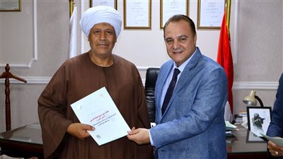 سكرتير عام سوهاج يوزع عقود التقنين المؤمنة على مستحقيها بالمحافظة