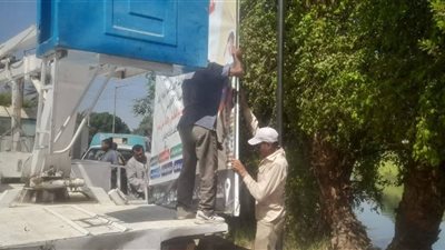 حملة مكبرة لإزالة الإعلانات غير المرخصة بشوارع دشنا في قنا