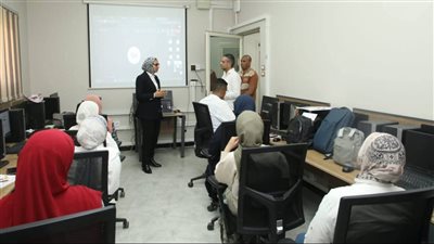 لدعم التحول الرقمي وتنمية القدرات.. نائب محافظ الوادي الجديد تتفقد البرامج التدريبية بمركز إبداع