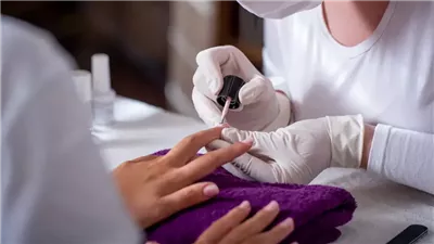 لماذا حظر الاتحاد الأوروبي طلاء الأظافر الجل؟