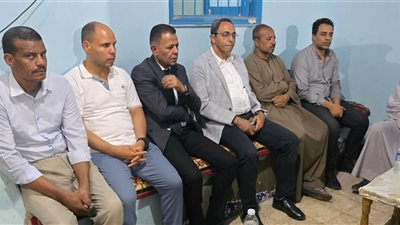 مات خلال تنفيذ حملة إزالة.. محافظ قنا يقدم واجب العزاء لأسرة موظف بالجمعية الزراعية | صور 