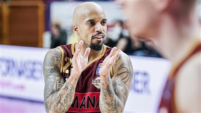 الأمريكي ثيودور يصل القاهرة لتوقيع عقود انضمامه رسميًا إلى سلة الأهلي