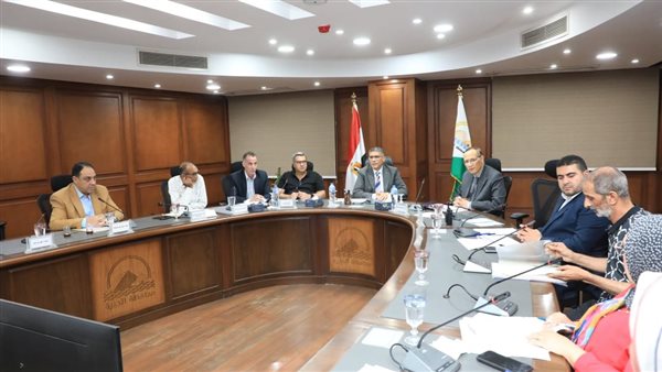 جانب من اجتماع المحافظ