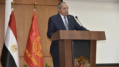 محافظ بورسعيد يستعرض استعدادات الأجهزة التنفيذية لمجابهة الأزمات والكوارث