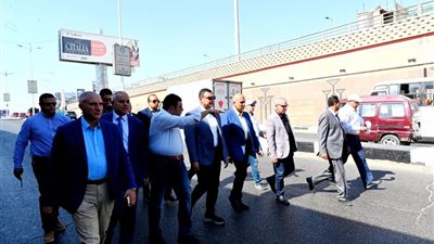 وزير الإسكان يبدأ جولة تفقدية بمدينة العبور يستهلها بمتابعة أعمال رفع كفاءة وتطوير النفق وميدان الحي الخامس