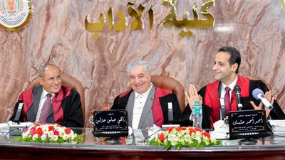 زاهي حواس يشارك في مناقشة رسالة دكتوراه بكلية الآداب جامعة المنصورة | صور 