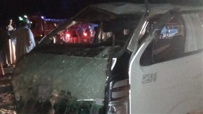 مصرع صغير وإصابة 14 شخصًا إثر انقلاب سيارة ميكروباص بالطريق الصحراوي الغربي بأسوان | أسماء