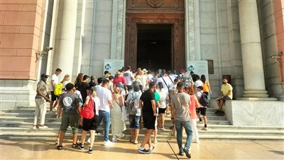 تزامنًا مع إجازة المولد النبوي.. إقبال سياحي من مختلف الجنسيات لزيارة المتحف المصري بالتحرير| صور