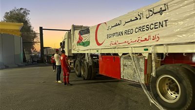 الهلال الأحمر المصري: إرسال 2750 طن مساعدات عبر قافلة زاد العزة الـ30 إلى غزة