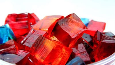 طريقة عمل الجيلي بالجيلاتين.. جيلي كولا ملون وبدون تكلفة
