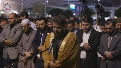 أدهم نابلسي يؤم المصلين بصلاة المغرب خلال معرض دمشق الدولي