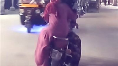 على دراجة نارية.. ضبط شاب وفتاتين اعتدوا على المواطنين في شوارع طهطا بسوهاج