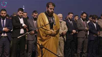 أدهم نابلسي يؤم المصلين في سوريا | صور