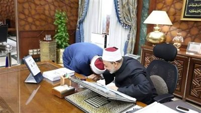 المفتي: يُسنُّ تقبيل يد العلماء والصالحين والمشايخ