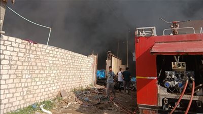 حريق في مخزن مخلفات مصانع كارتون وبلاستيك بـ الشرقية