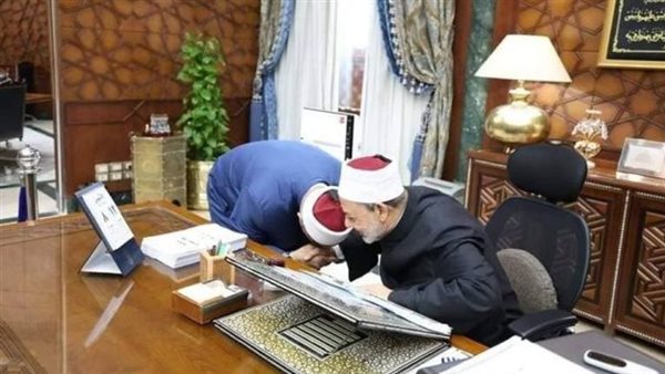 المفتي يقبل يد فضيلة