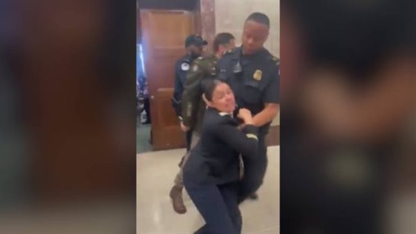 طرد ضابطين من الكونجرس