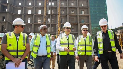 بطاقة فندقية 300 غرفة.. وزير قطاع الأعمال يتفقد مشروع إحياء فندق الكونتيننتال التاريخي بوسط القاهرة