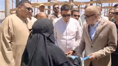 دموع مواطنة توقف جولة محافظ الأقصر بإسنا.. والأخير يتدخل لحل أزمة أرضها