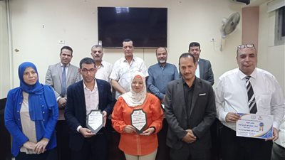 مدير تعليم سوهاج يكرم المشاركين والفائزين بمسابقة 100 معلم متمكن ومبدع