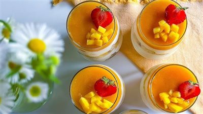 موس المانجو والكاسات المائلة.. طريقة عمل الجيلي بطريقة جديدة