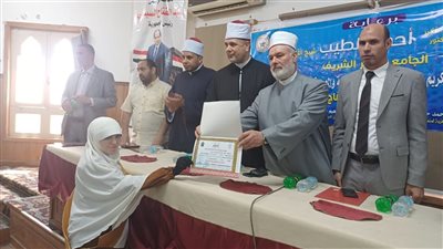 رئيس منطقة سوهاج الأزهرية يكرم دارسي الرواق الأزهري الخاتمين للقرآن الكريم