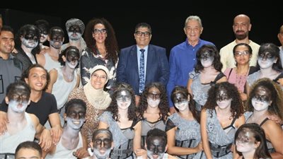 رئيس الأوبرا ومحمود حميدة يشاهدان عرض رماد من زمن الفتونة ضمن فعاليات مهرجان المسرح التجريبي