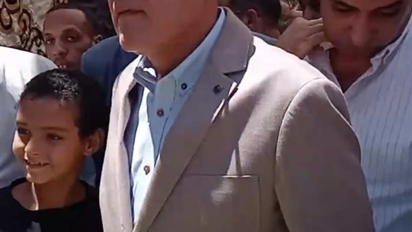 طفل يستوقف محافظ